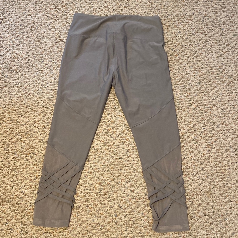 YOGO CROPPED MESH BACK DESIGN LEGGINGS
